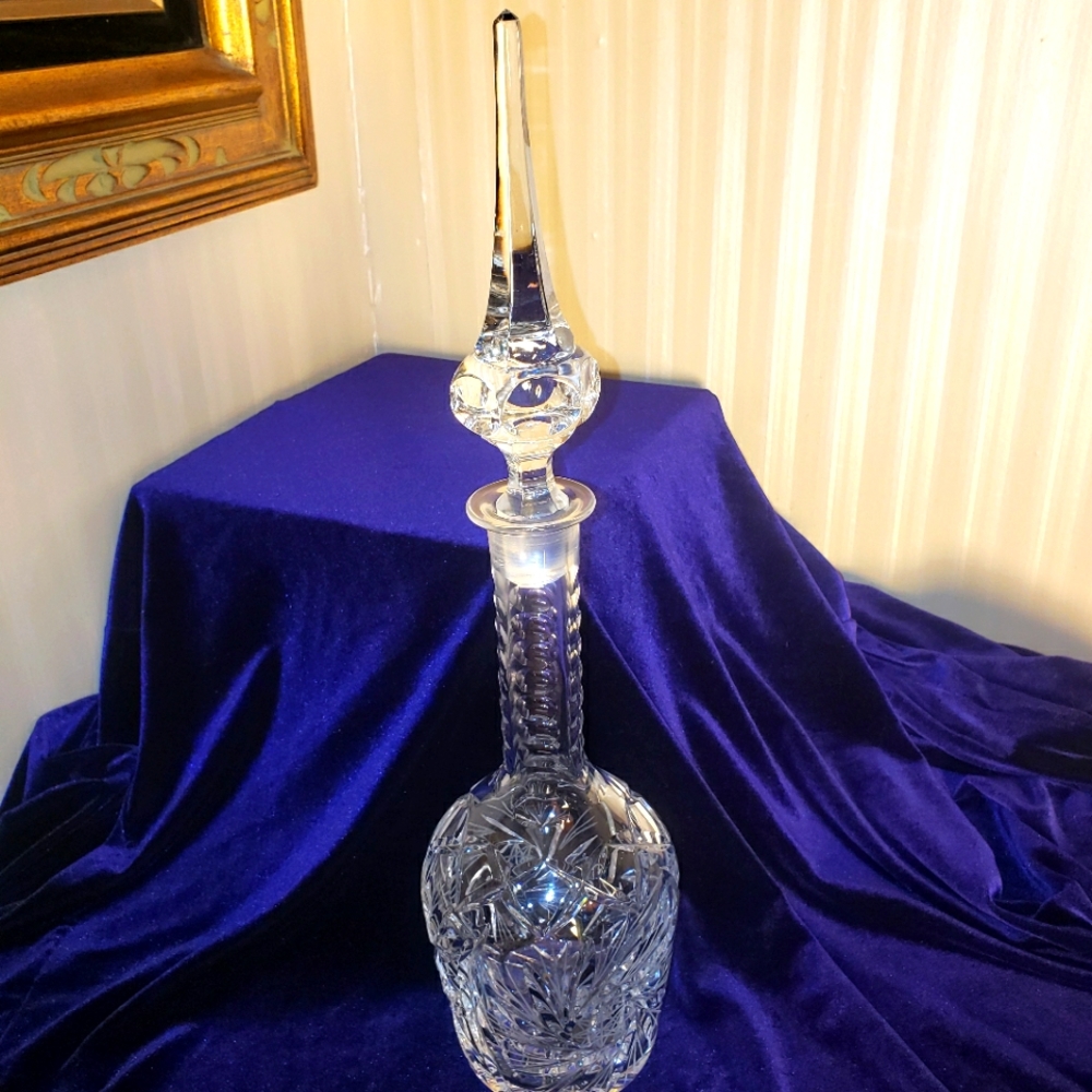 Beautiful Cut Crystal Decanter.